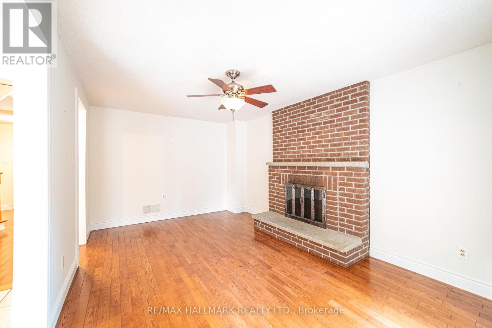 Photo 11 of Main 42 Portland Crescent, Newmarket ON