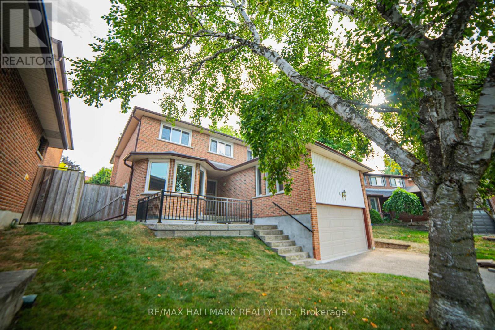 Photo 2 of Main 42 Portland Crescent, Newmarket ON