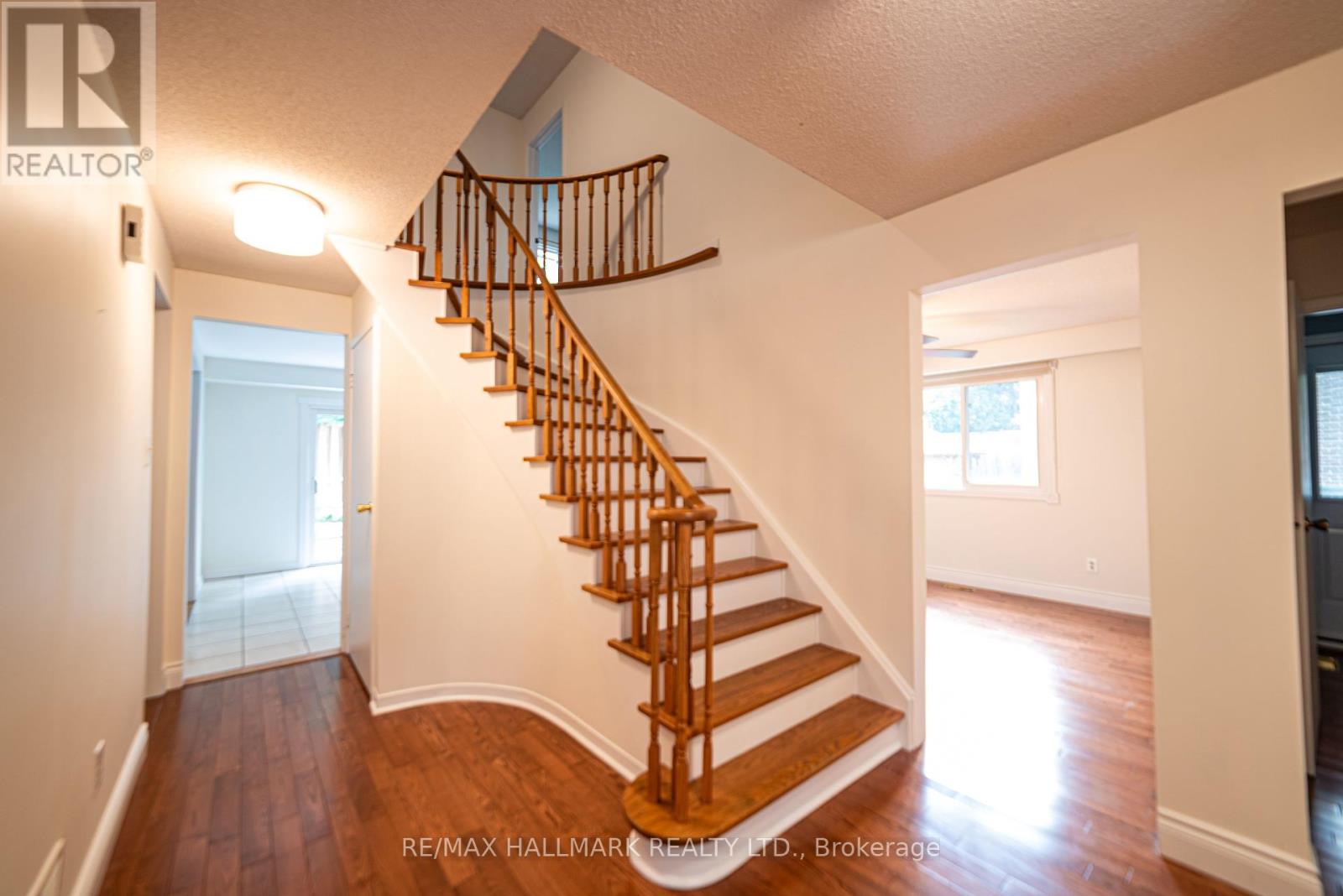 Photo 3 of Main 42 Portland Crescent, Newmarket ON