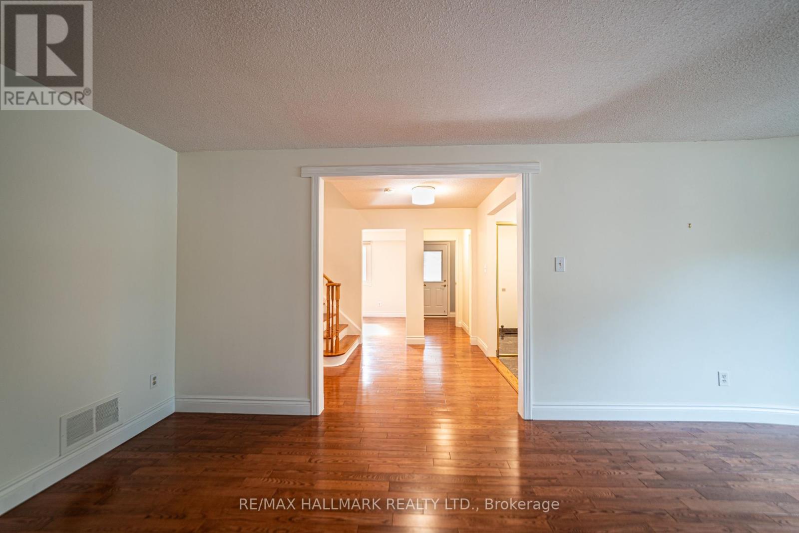 Photo 4 of Main 42 Portland Crescent, Newmarket ON