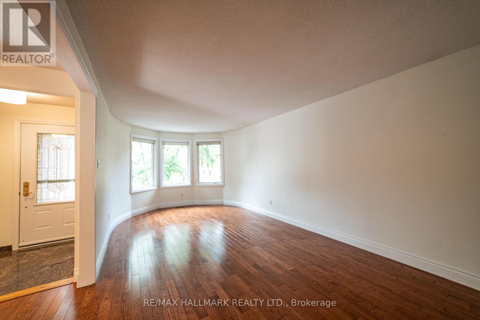 Photo 5 of Main 42 Portland Crescent, Newmarket ON