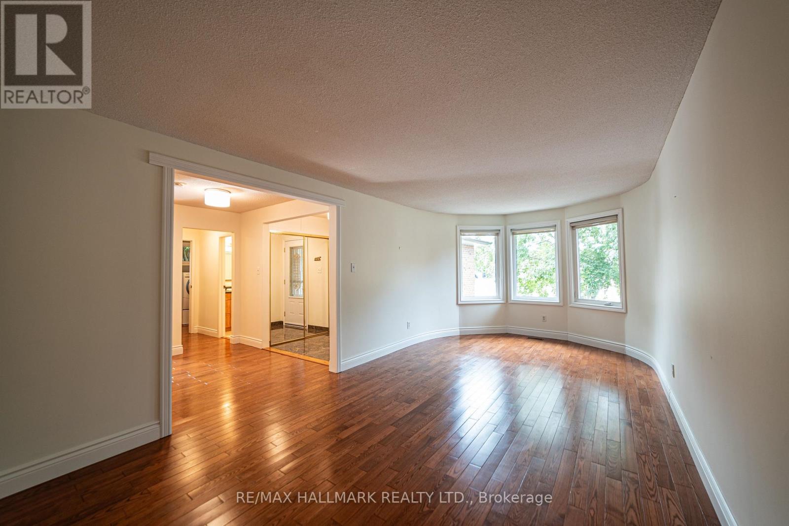 Photo 6 of Main 42 Portland Crescent, Newmarket ON