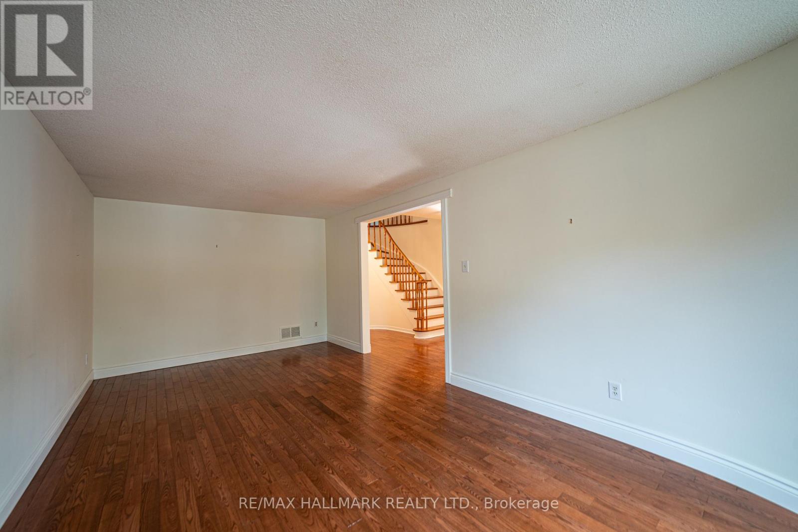 Photo 7 of Main 42 Portland Crescent, Newmarket ON