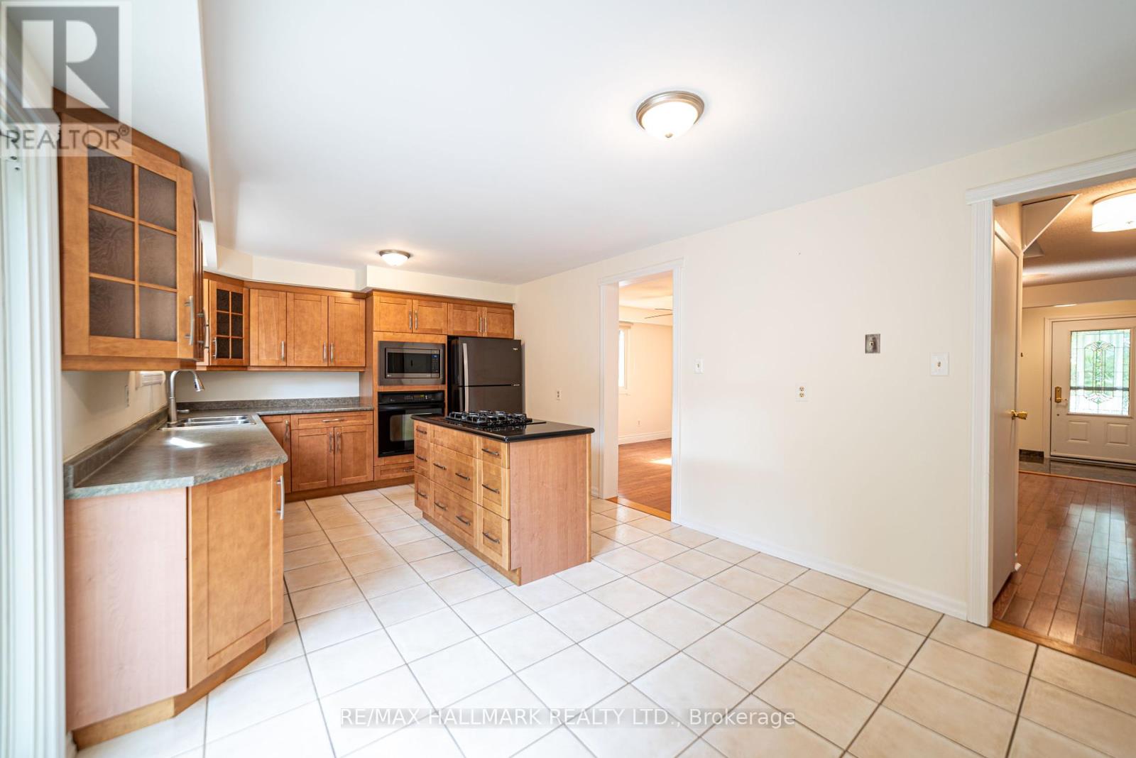 Photo 8 of Main 42 Portland Crescent, Newmarket ON