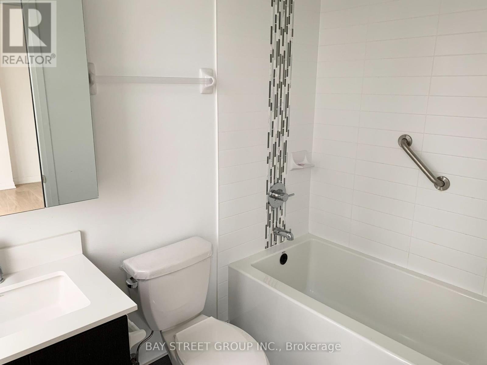 Photo 17 of 708 65 Oneida Crescent, Richmond Hill ON