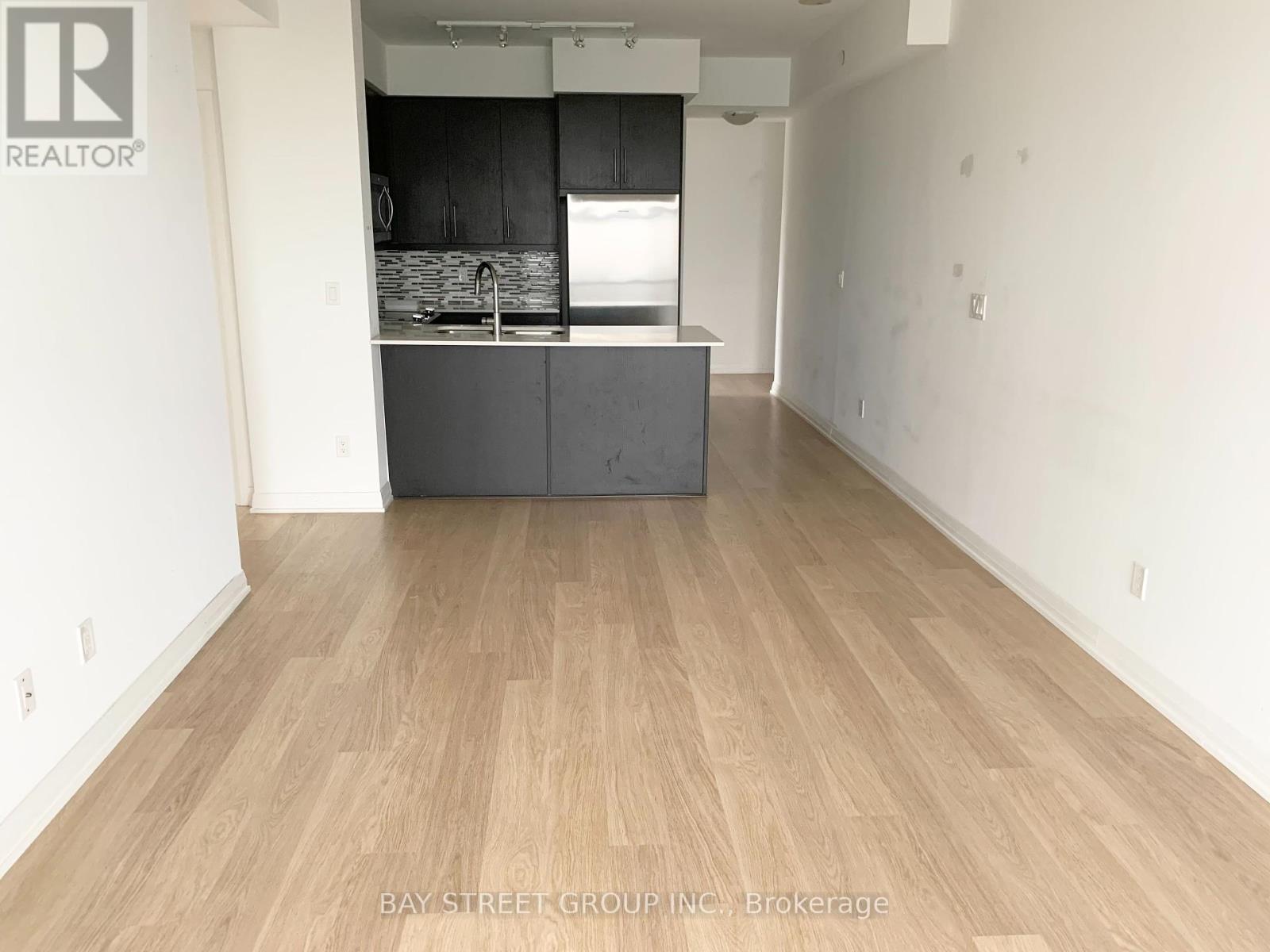 Photo 4 of 708 65 Oneida Crescent, Richmond Hill ON