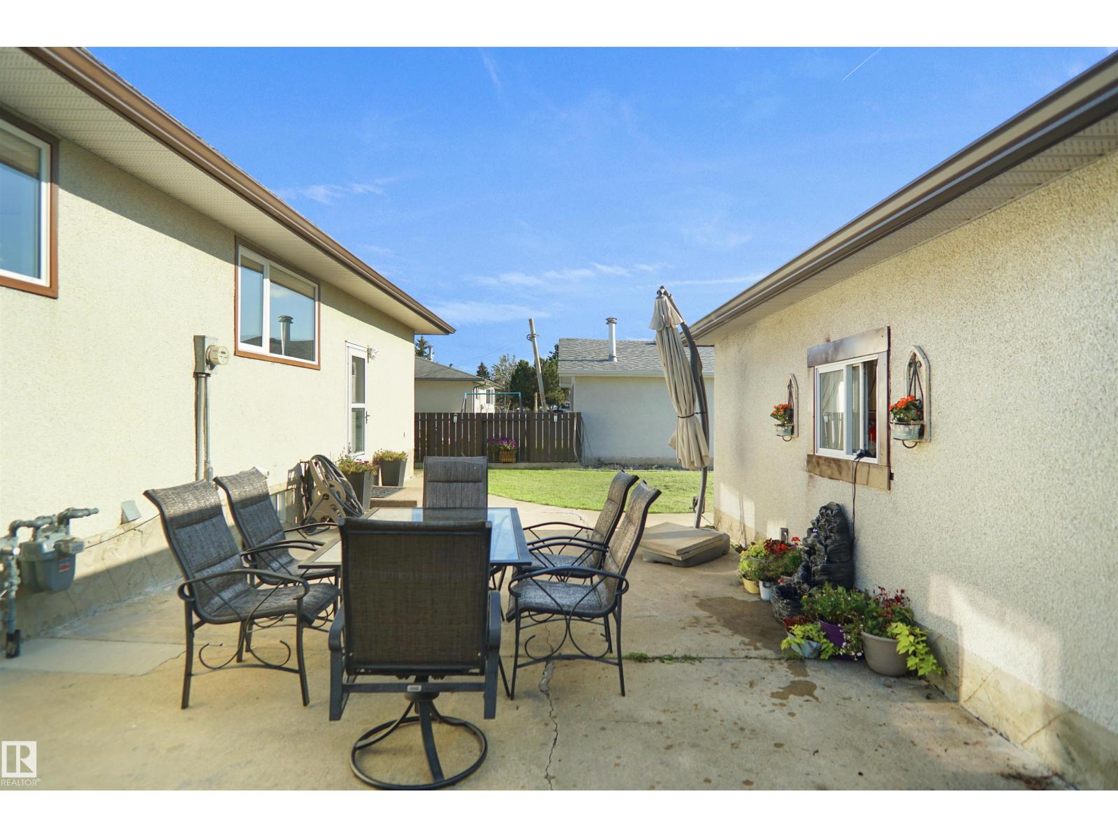 Photo 13 of 15128 88 A St Nw, Edmonton AB