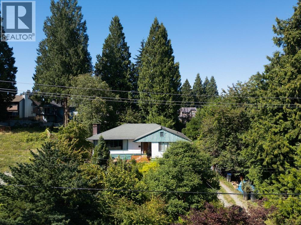 Photo 3 of 1827 Harbour Street, Port Coquitlam BC