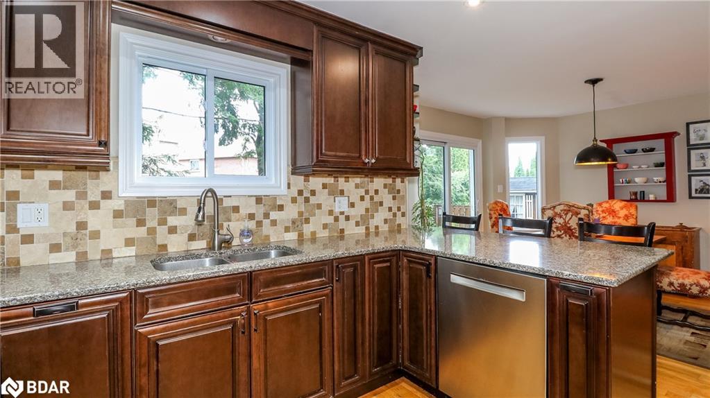Photo 3 of 12 Gordon Court, Barrie ON