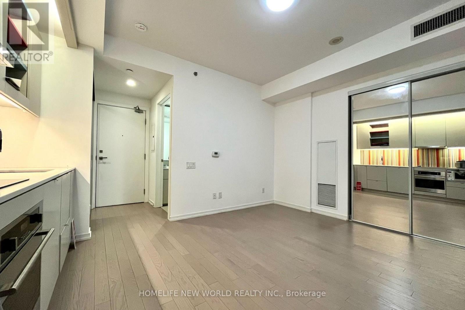 Photo 16 of 617 101 Peter Street, Toronto ON
