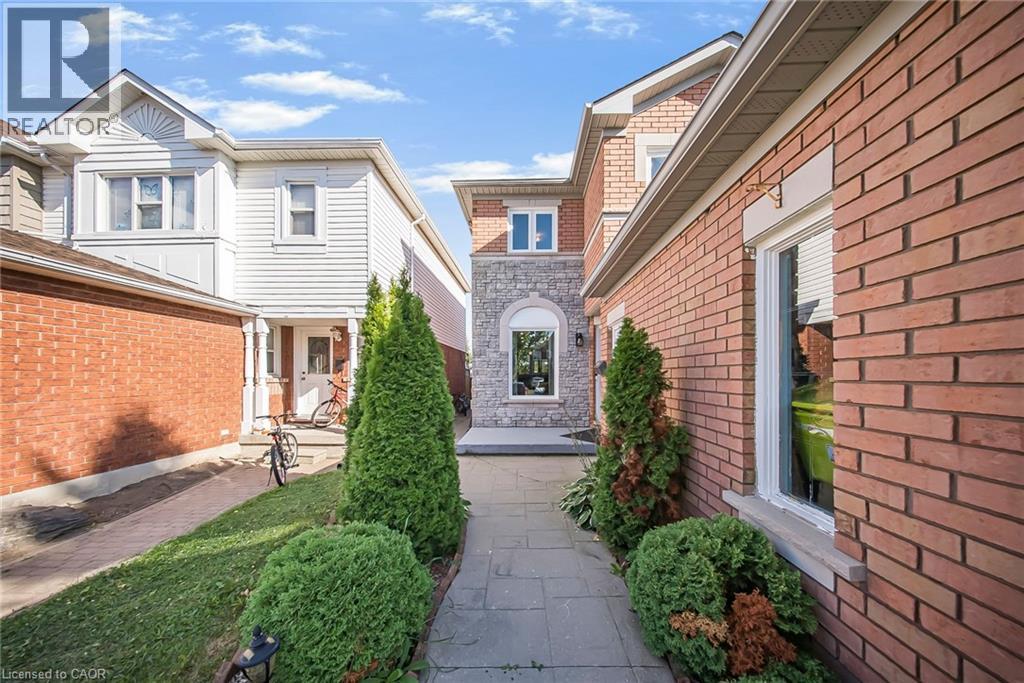 Photo 2 of 75 Stonecairn Drive, Cambridge ON