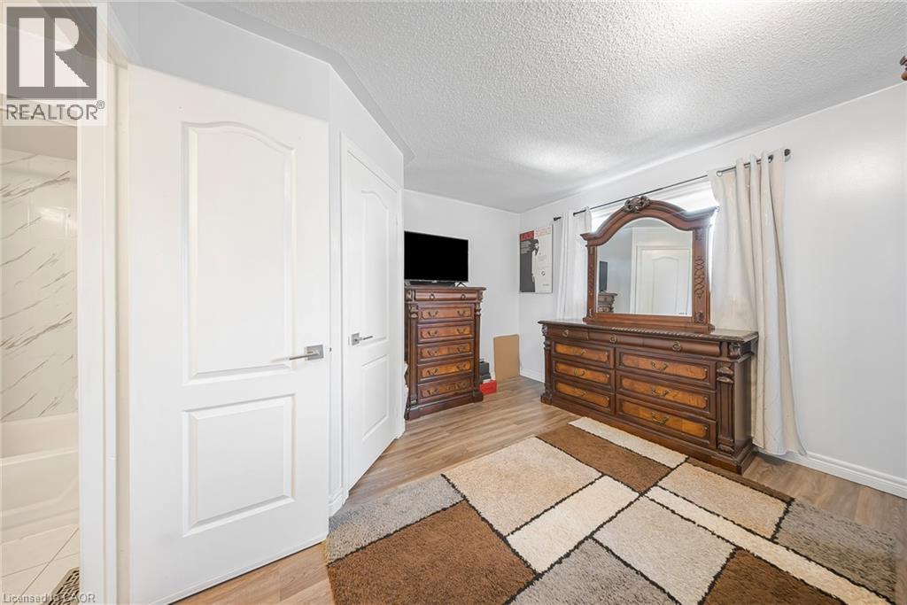Photo 21 of 75 Stonecairn Drive, Cambridge ON