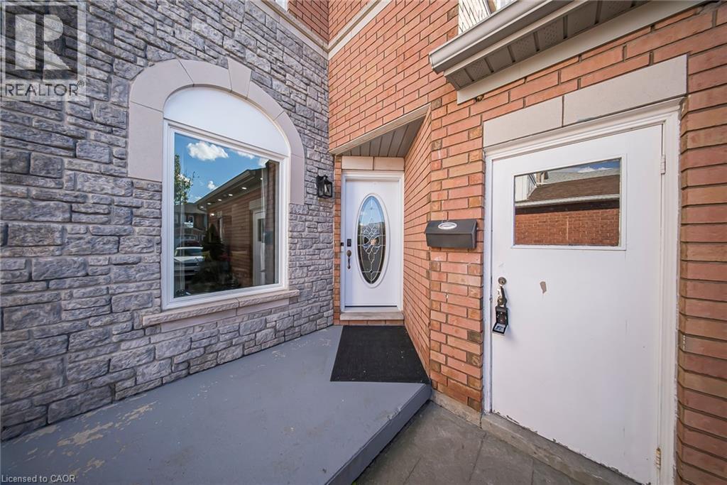 Photo 3 of 75 Stonecairn Drive, Cambridge ON