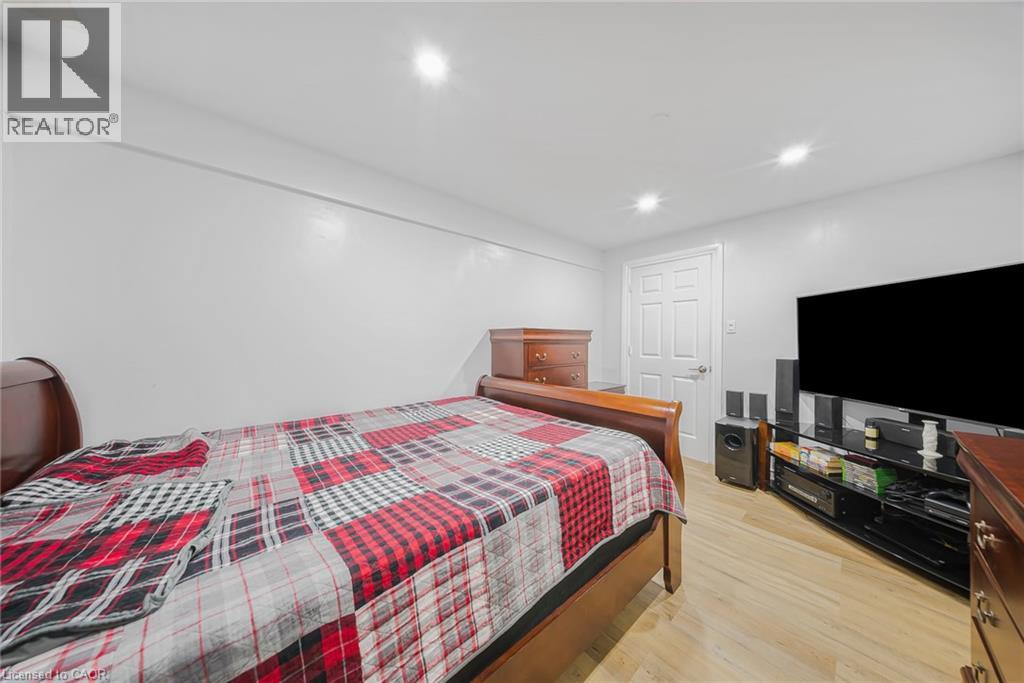 Photo 34 of 75 Stonecairn Drive, Cambridge ON