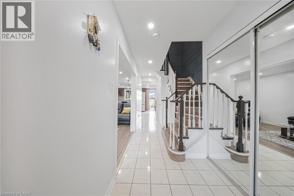 Photo 4 of 75 Stonecairn Drive, Cambridge ON