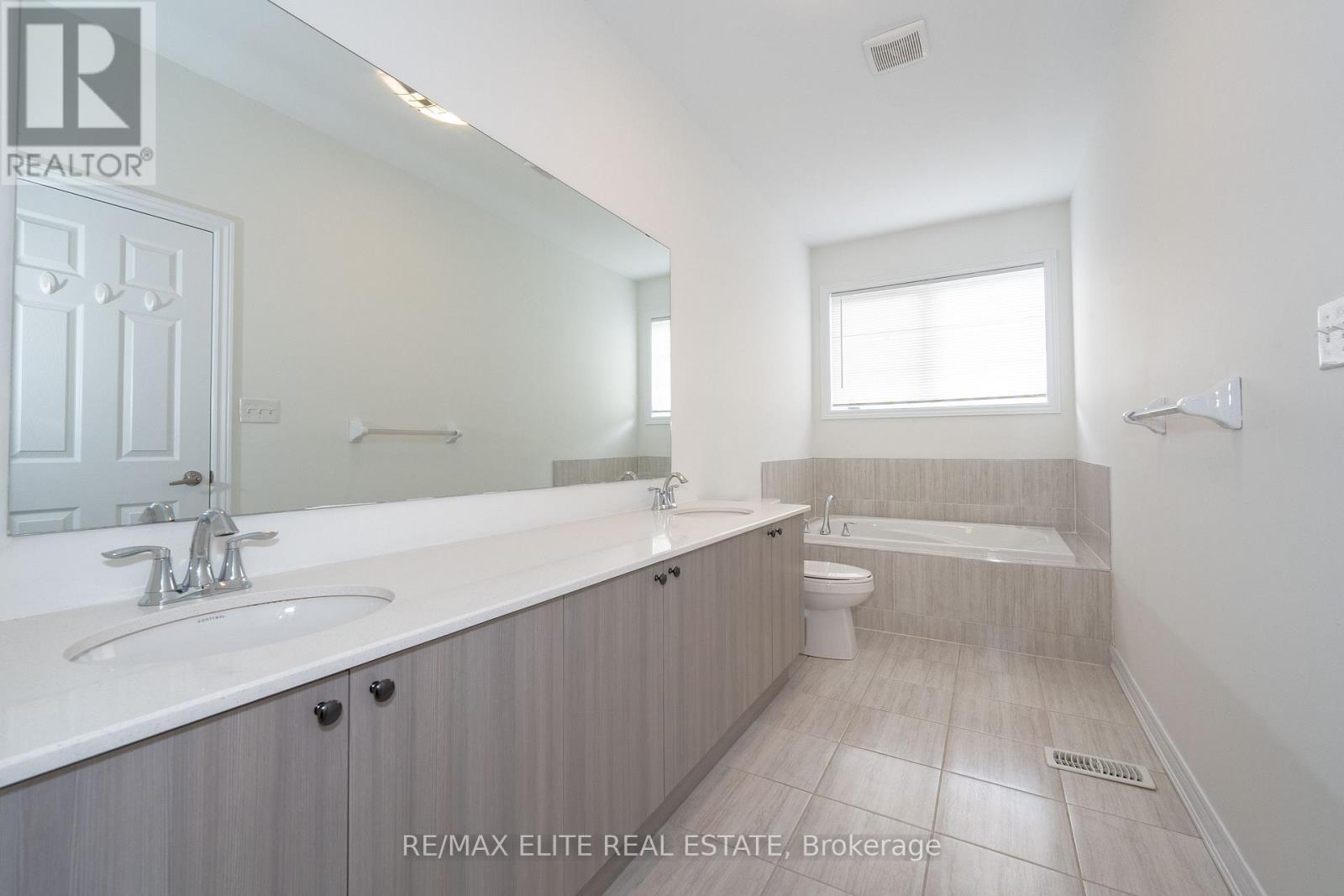 Photo 36 of 32 Titan Trail, Markham ON