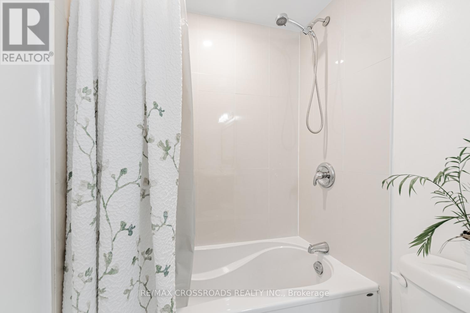 Photo 7 of 22 260 Avenue Road, Richmond Hill ON