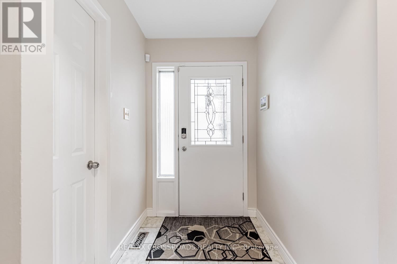 Photo 4 of 22 260 Avenue Road, Richmond Hill ON