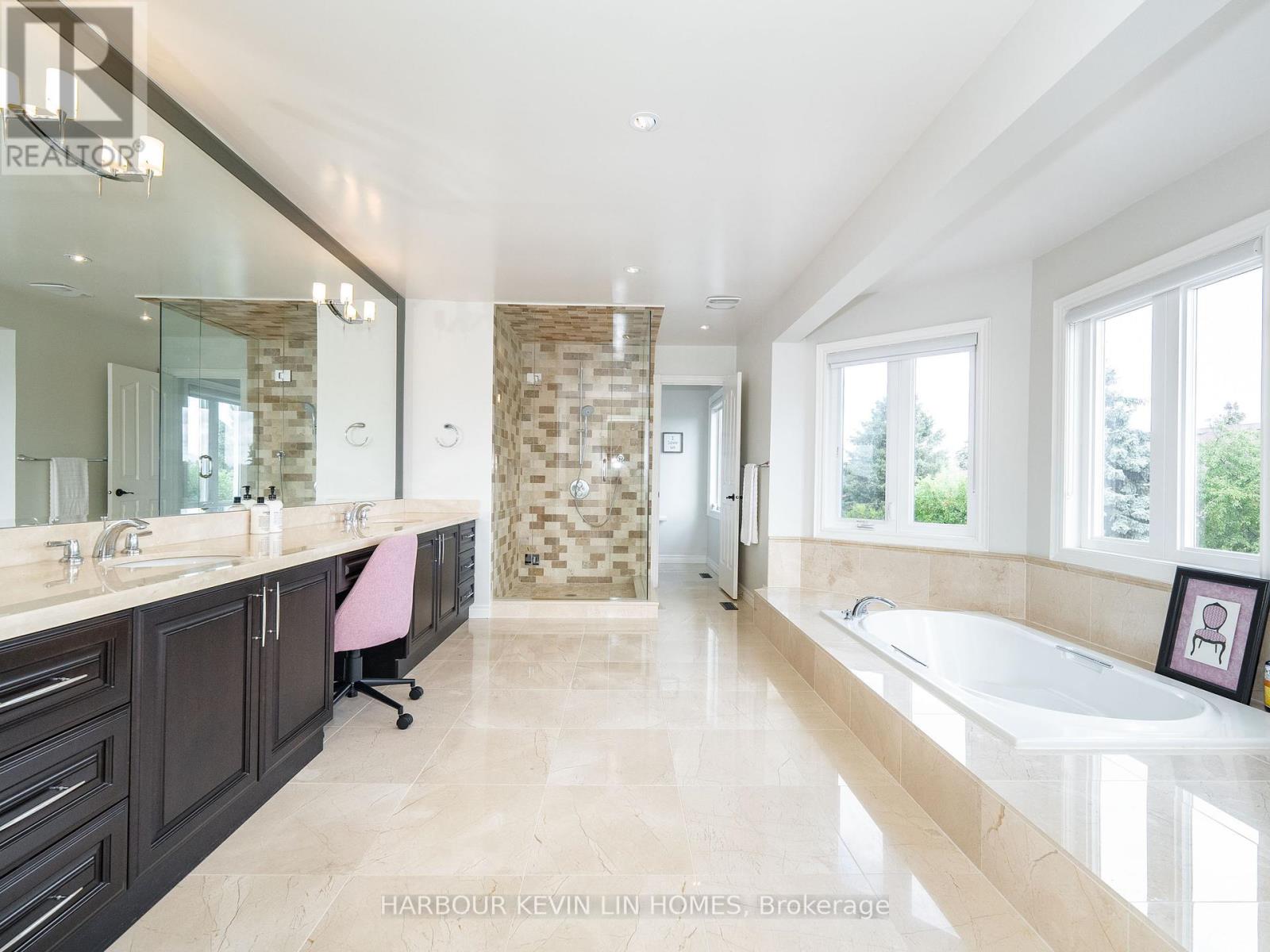 Photo 23 of 9 Dalewood Drive, Richmond Hill ON