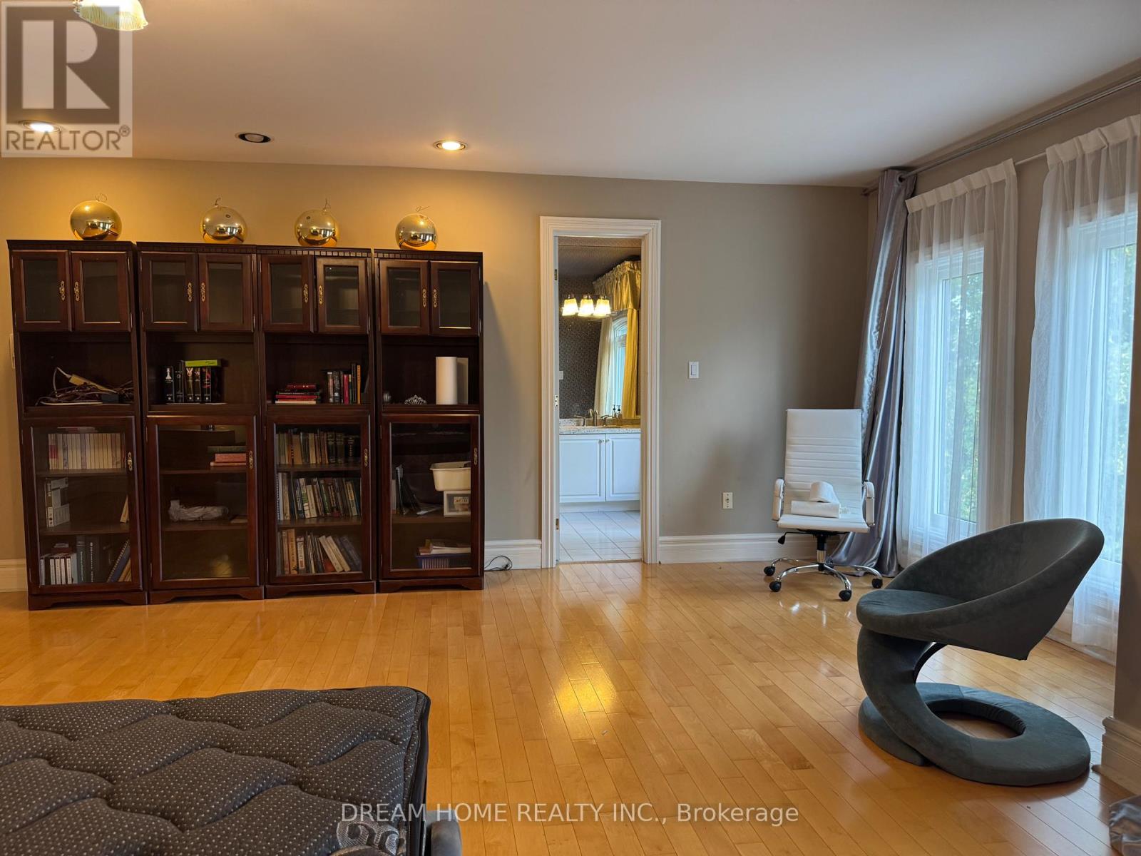 Photo 8 of Side Unit 2 Cortina Court, Richmond Hill ON