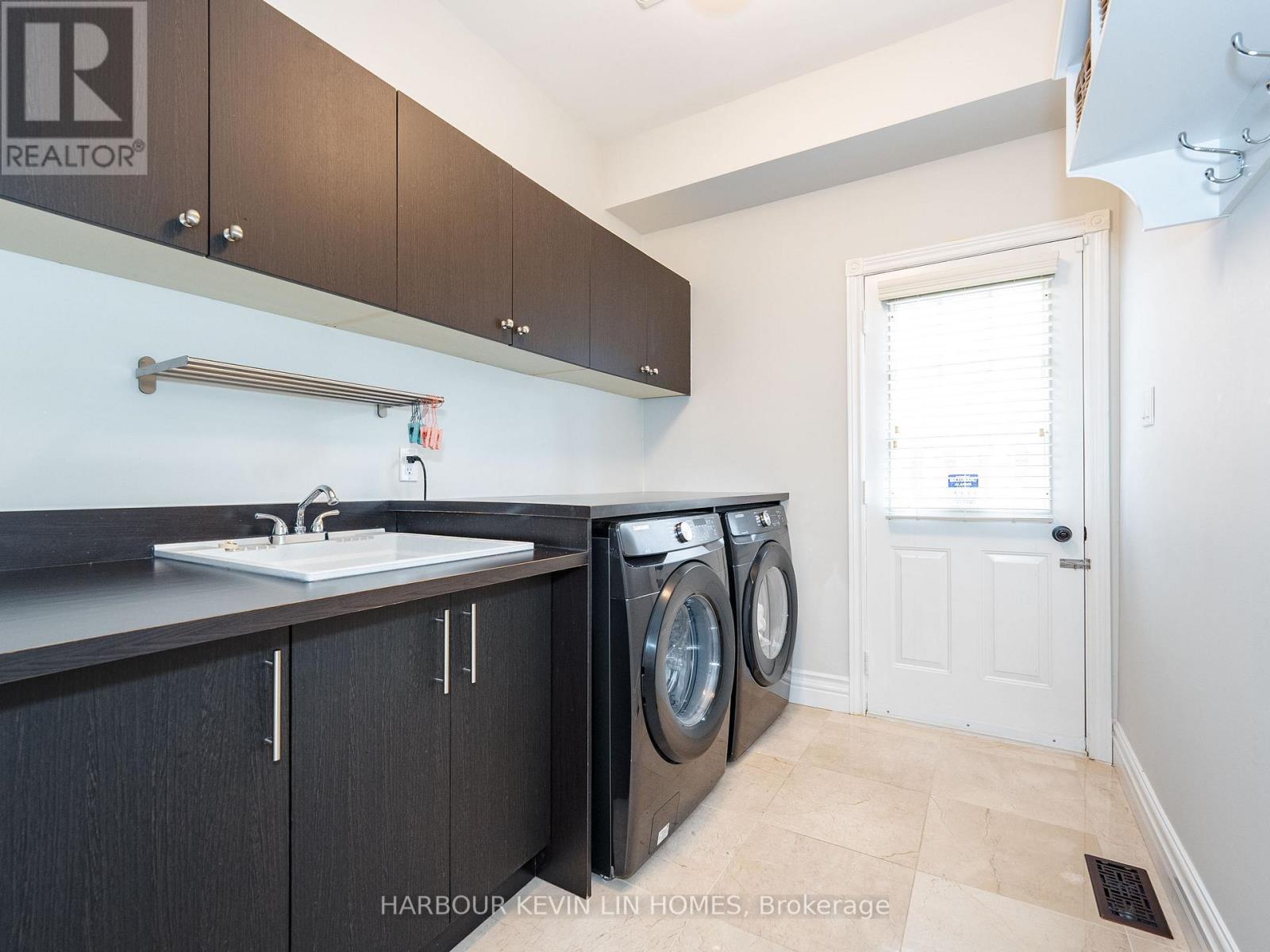 Photo 9 of 9 Dalewood Drive, Richmond Hill ON