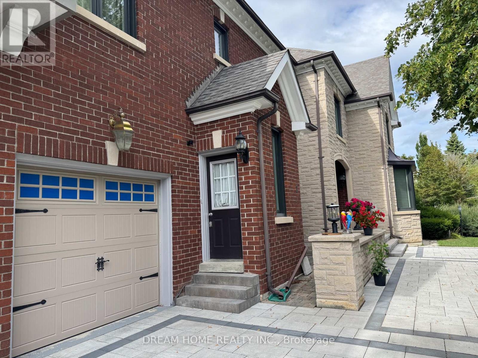 Photo 10 of Side Unit 2 Cortina Court, Richmond Hill ON
