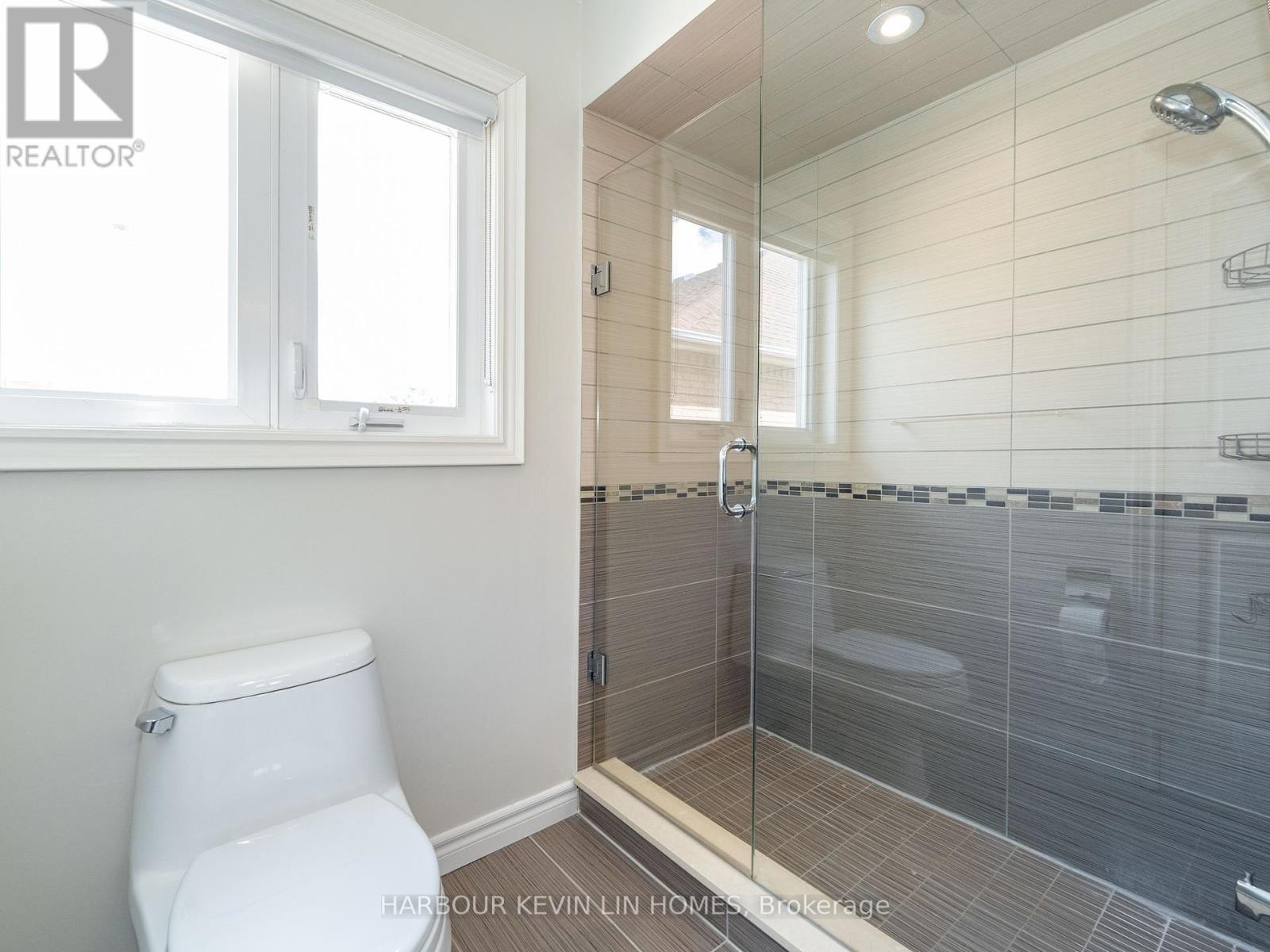 Photo 11 of 9 Dalewood Drive, Richmond Hill ON