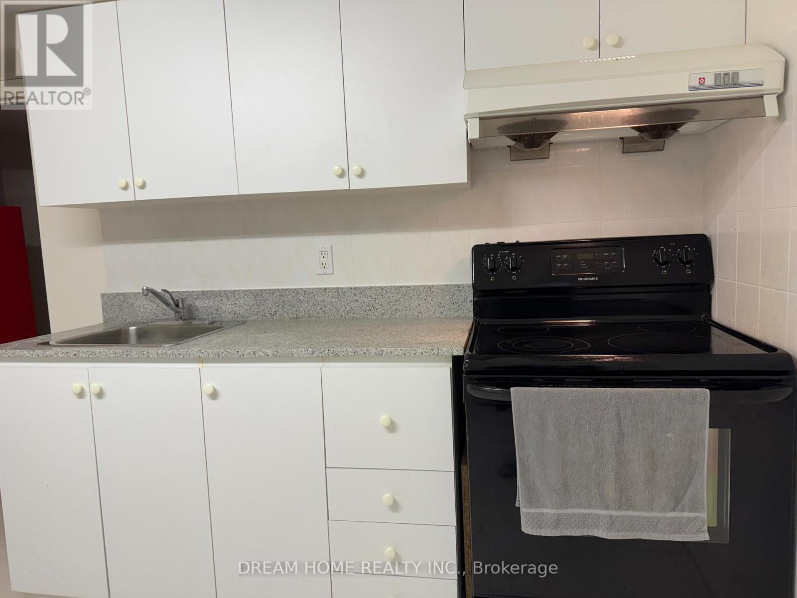 Photo 18 of Side Unit 2 Cortina Court, Richmond Hill ON