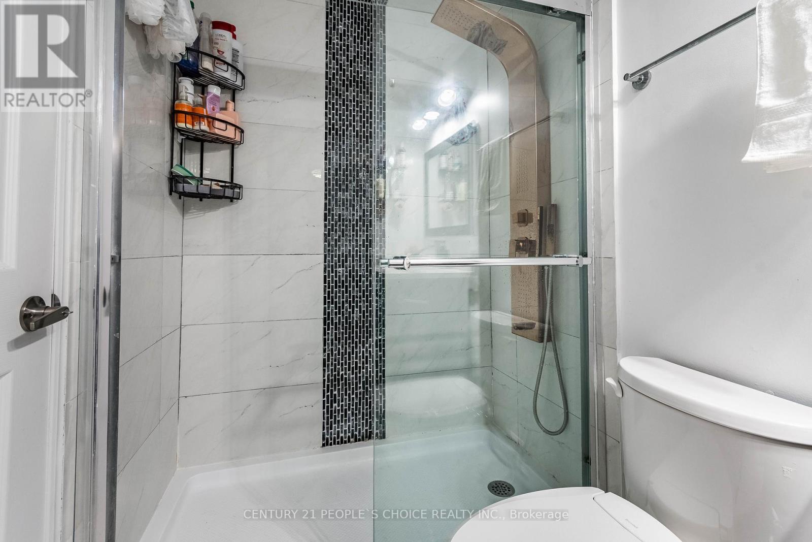 Photo 11 of 31 31 Mccallum Court N, Brampton ON