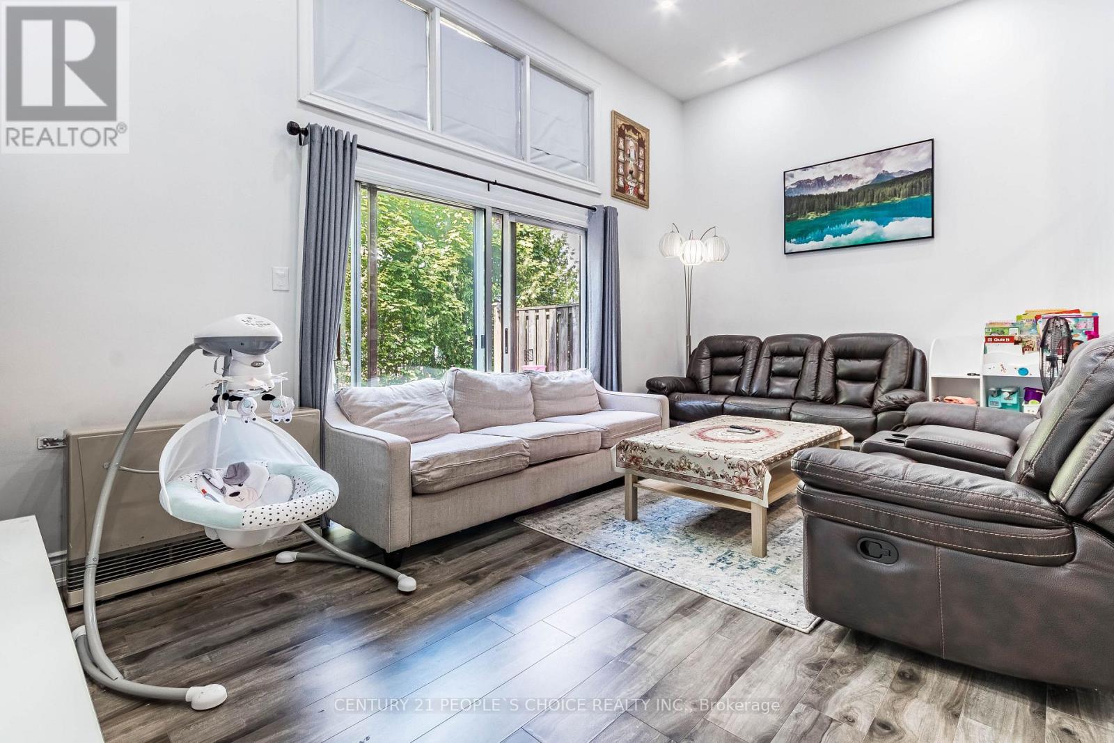 Photo 3 of 31 31 Mccallum Court N, Brampton ON