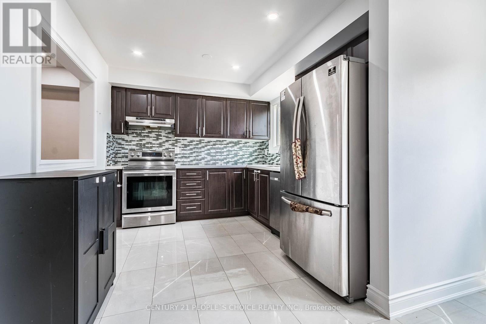 Photo 8 of 31 31 Mccallum Court N, Brampton ON