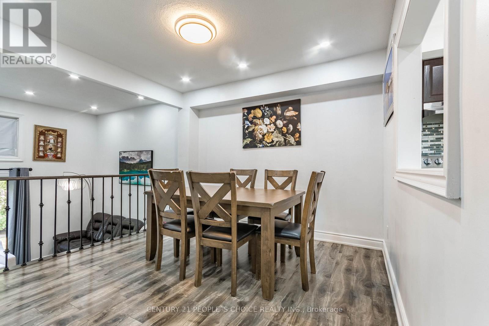 Photo 9 of 31 31 Mccallum Court N, Brampton ON