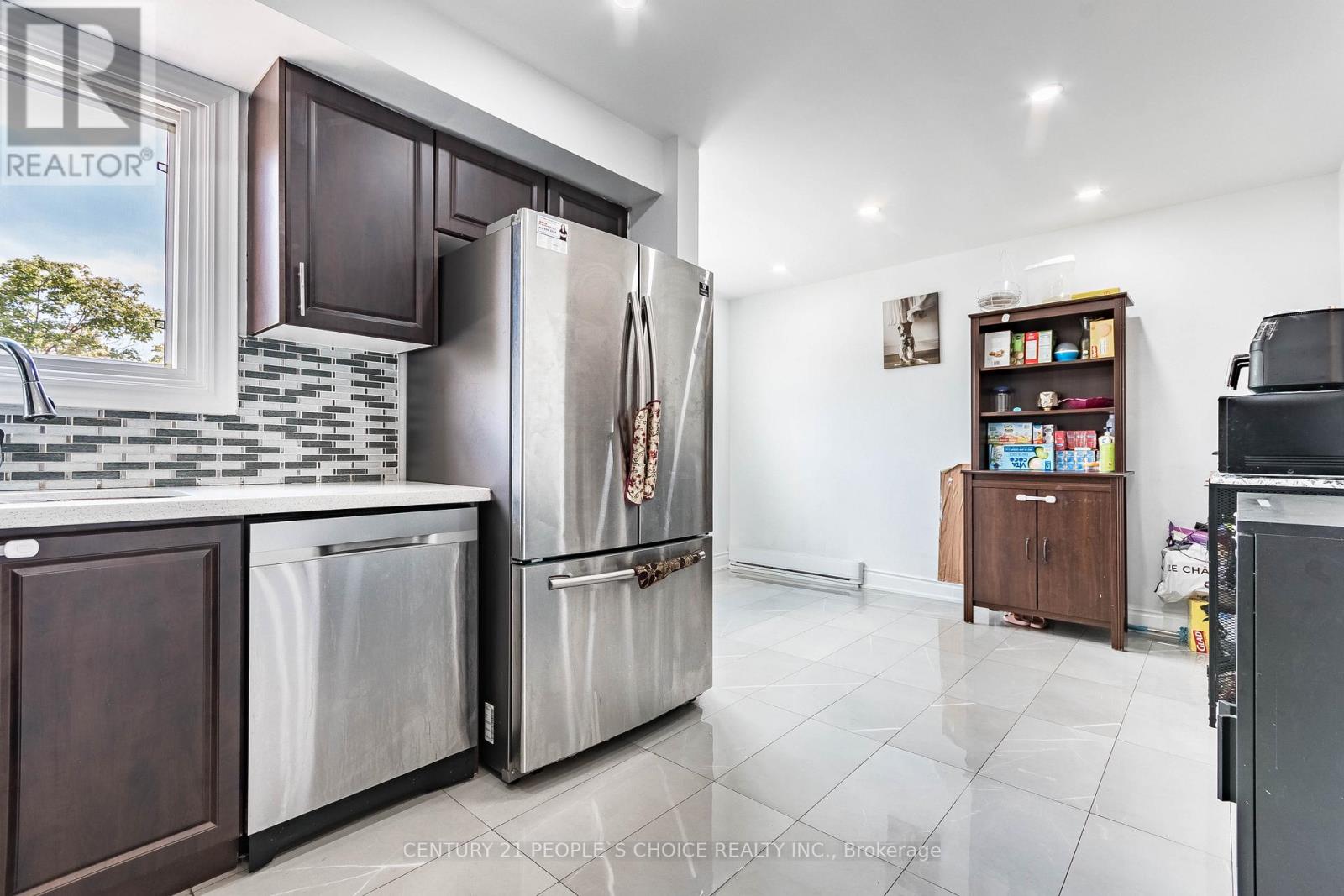 Photo 10 of 31 31 Mccallum Court N, Brampton ON