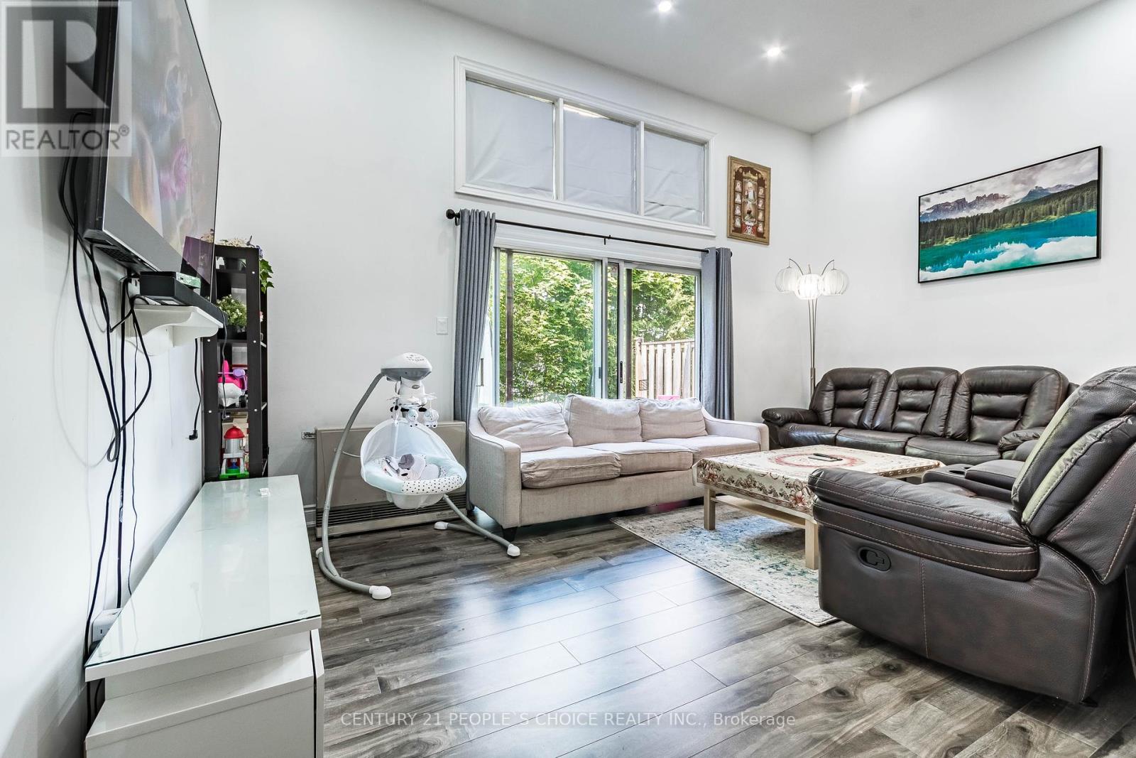 Photo 7 of 31 31 Mccallum Court N, Brampton ON
