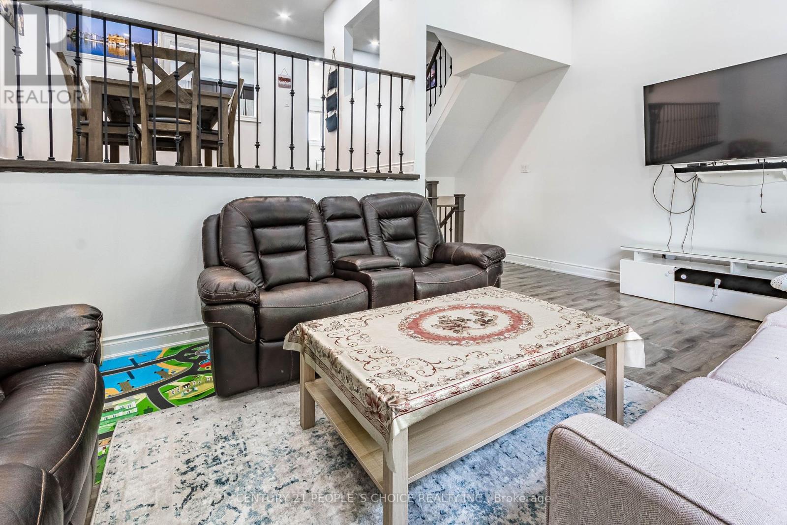 Photo 4 of 31 31 Mccallum Court N, Brampton ON