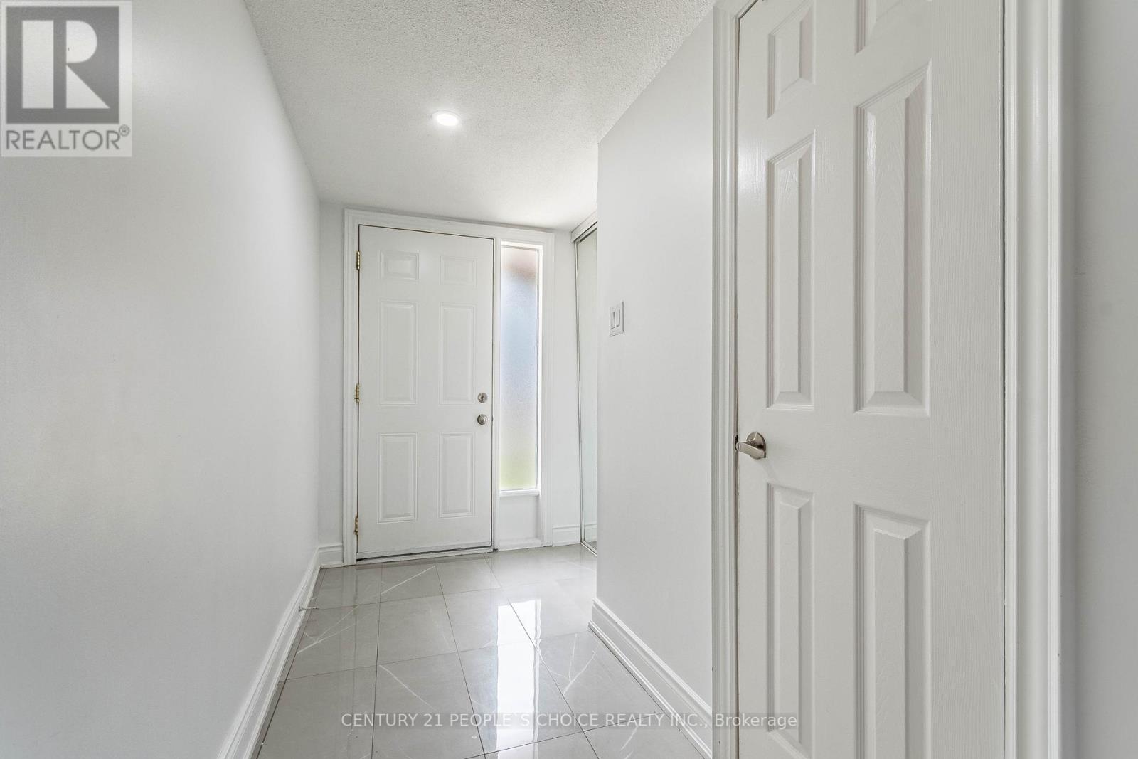 Photo 23 of 31 31 Mccallum Court N, Brampton ON