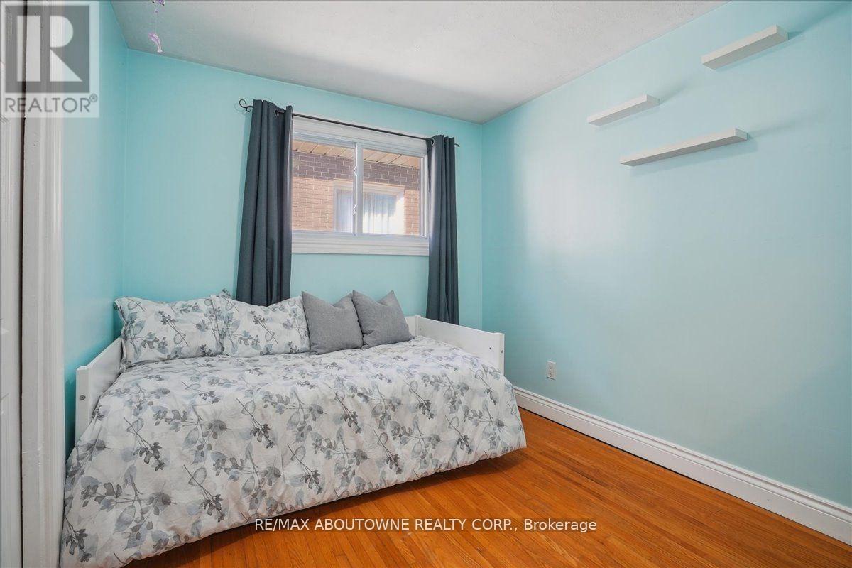 Photo 23 of 40 Autumn Leaf Road, Hamilton ON