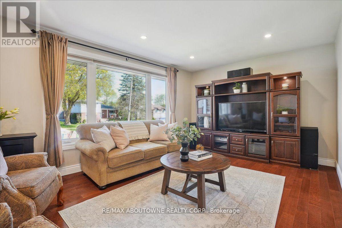 Photo 13 of 40 Autumn Leaf Road, Hamilton ON