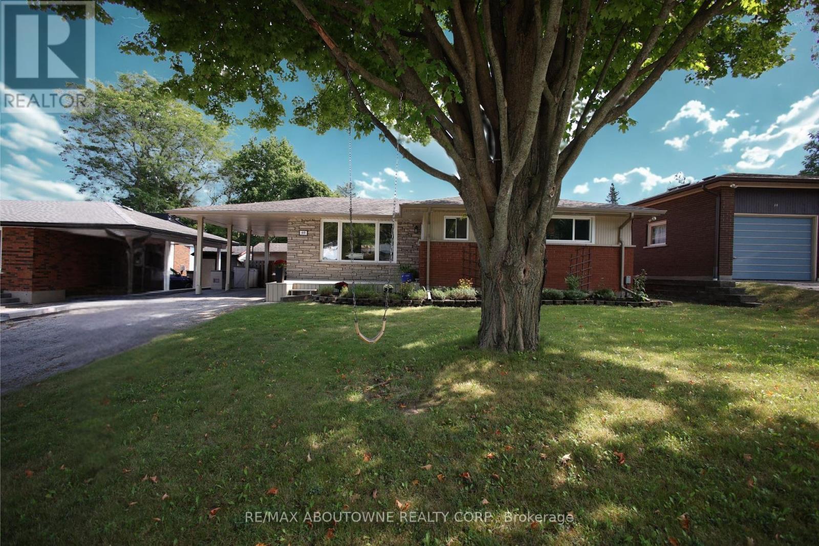 Photo 1 of 40 Autumn Leaf Road, Hamilton ON