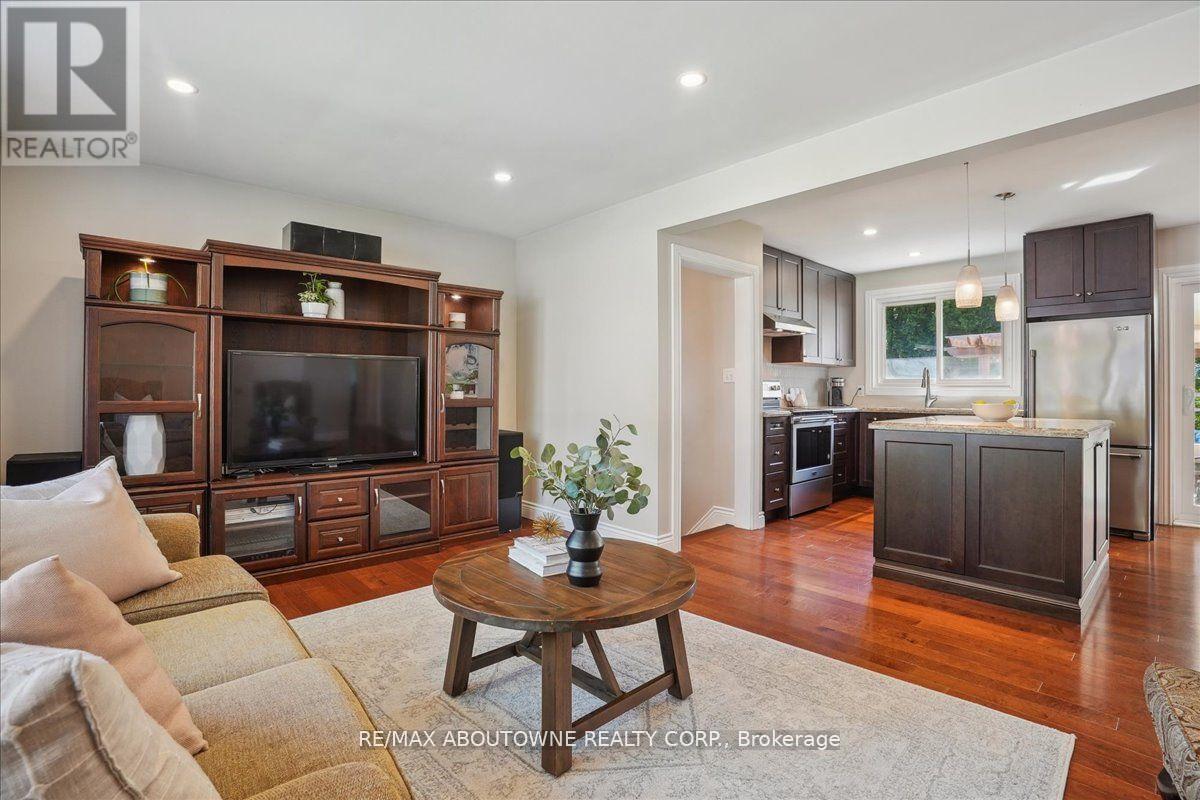 Photo 15 of 40 Autumn Leaf Road, Hamilton ON