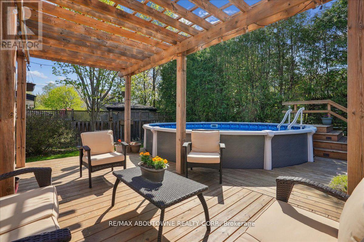 Photo 12 of 40 Autumn Leaf Road, Hamilton ON