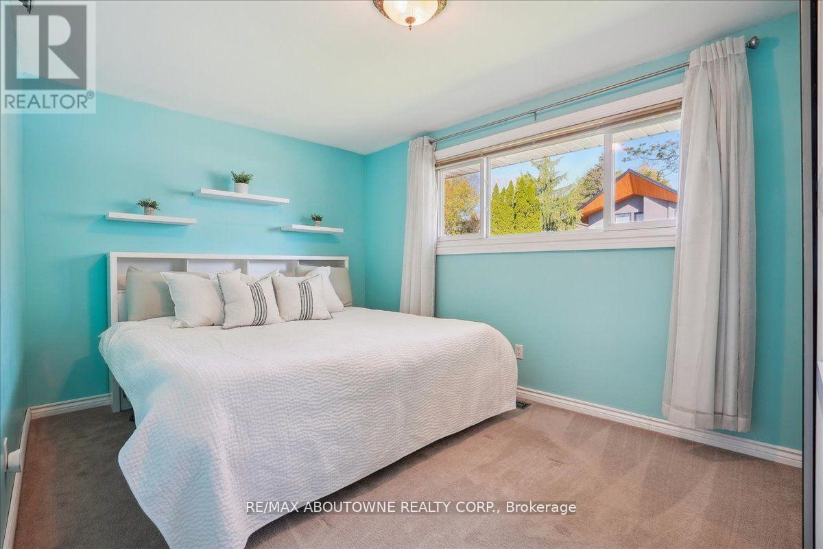 Photo 20 of 40 Autumn Leaf Road, Hamilton ON