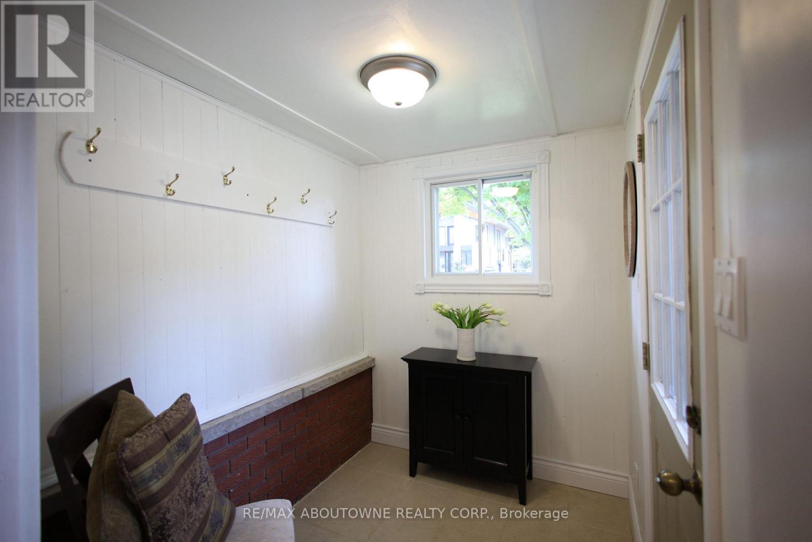Photo 11 of 40 Autumn Leaf Road, Hamilton ON