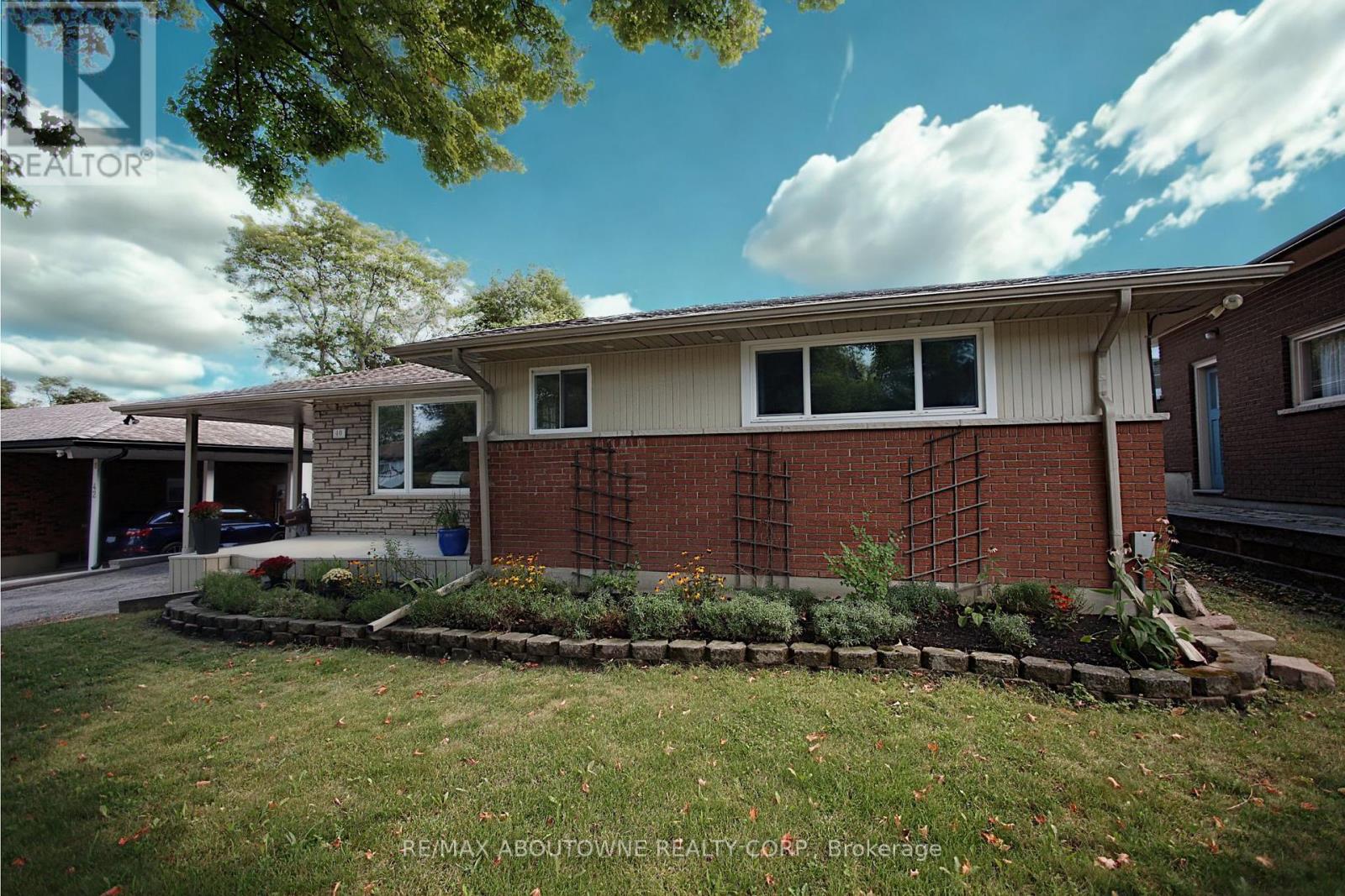 Photo 2 of 40 Autumn Leaf Road, Hamilton ON