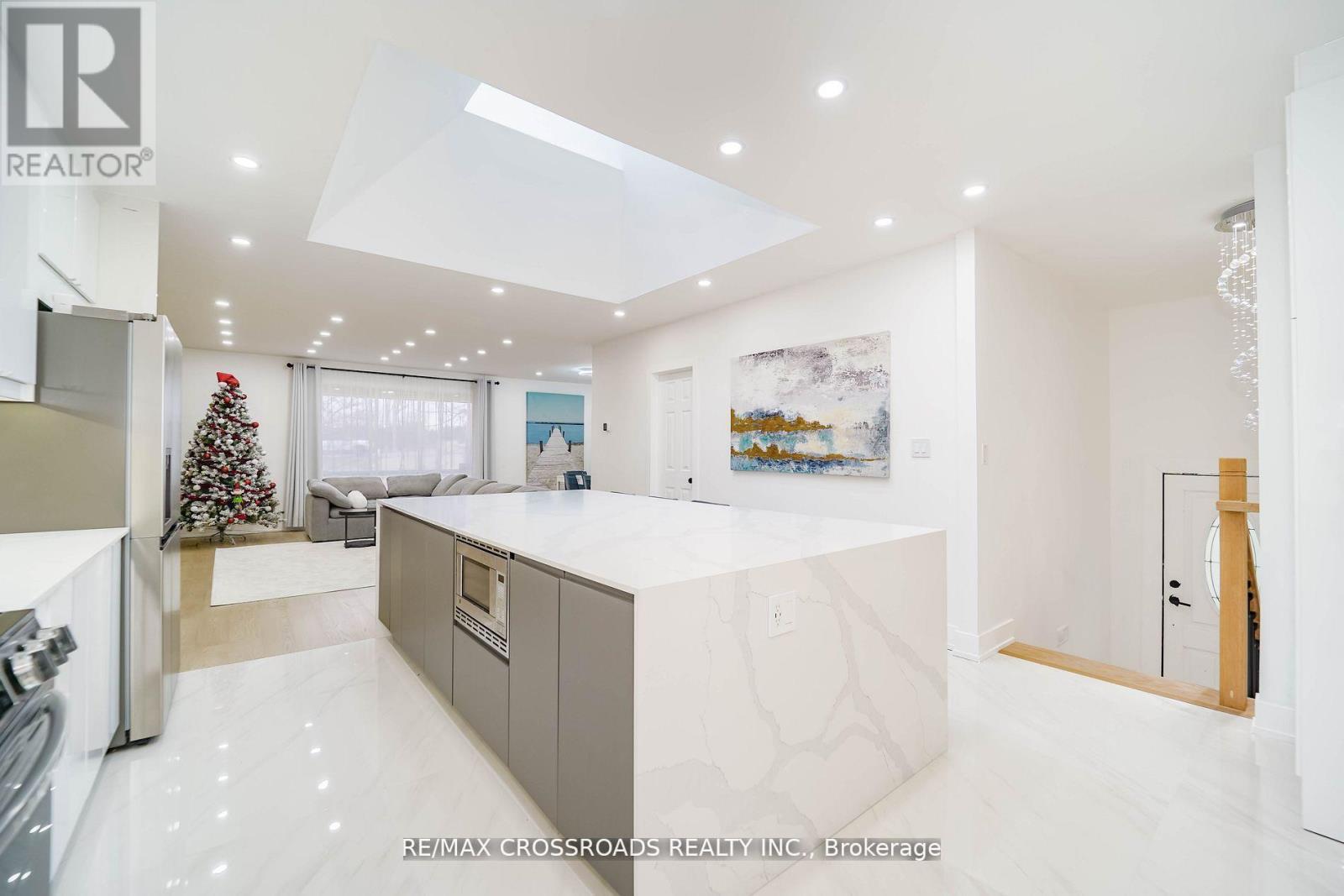Photo 31 of 7118 Yonge Street, Innisfil ON