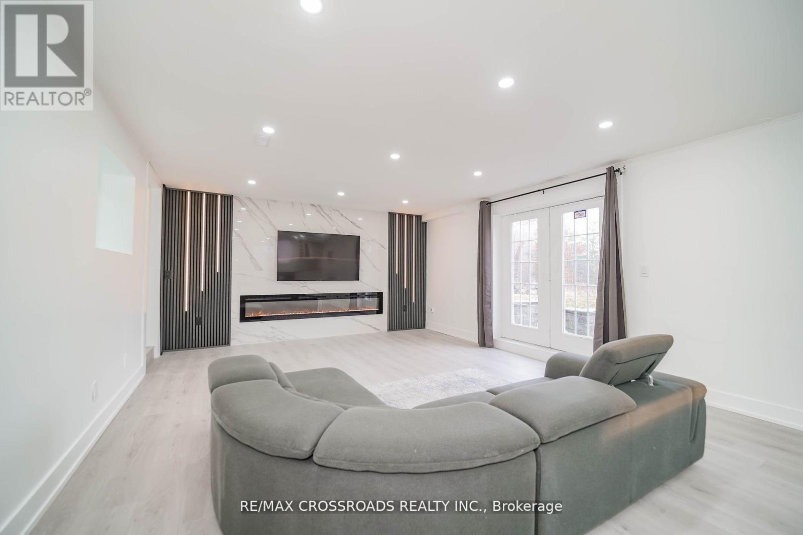 Photo 37 of 7118 Yonge Street, Innisfil ON