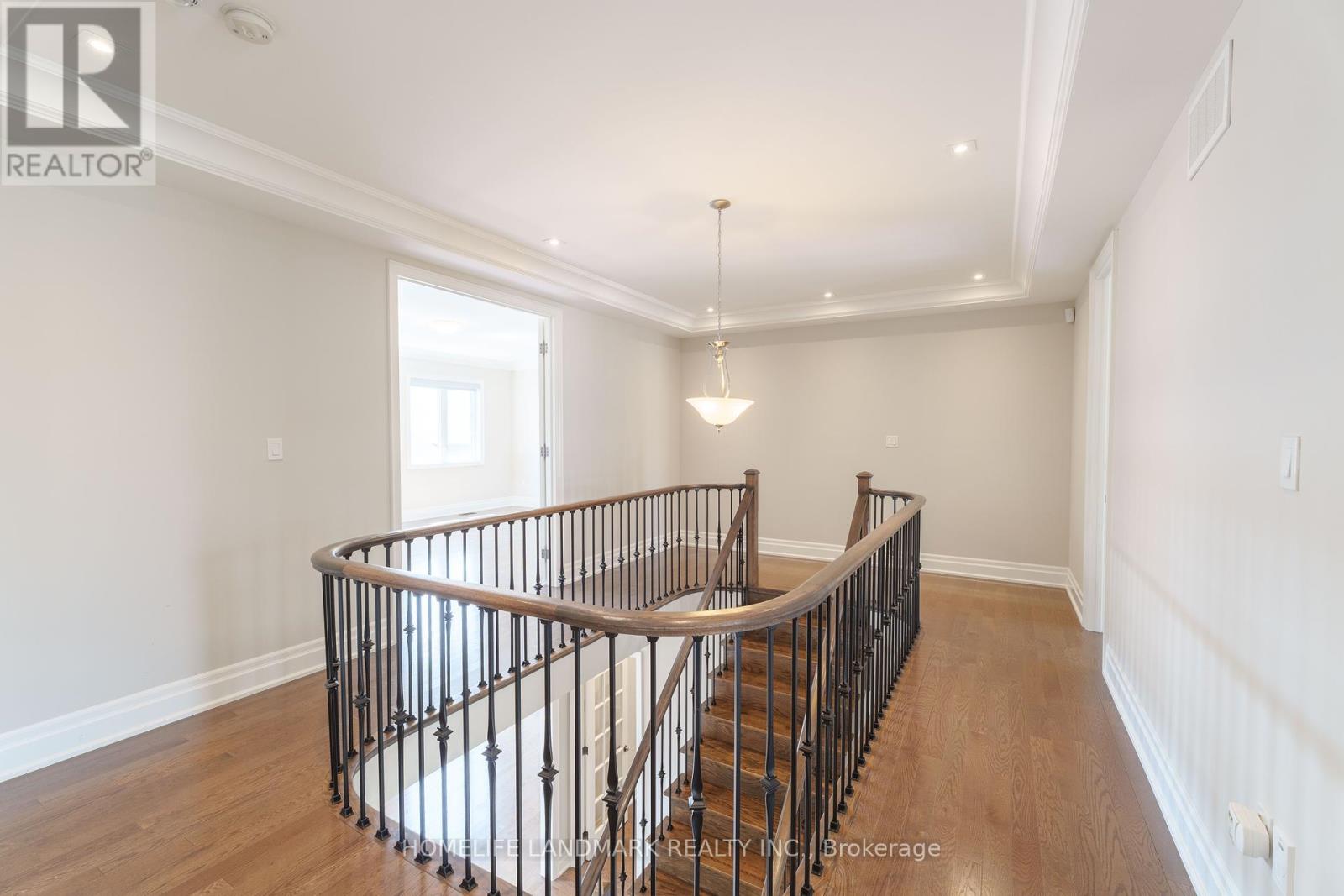 Photo 5 of 17 Aspy Court, Vaughan ON