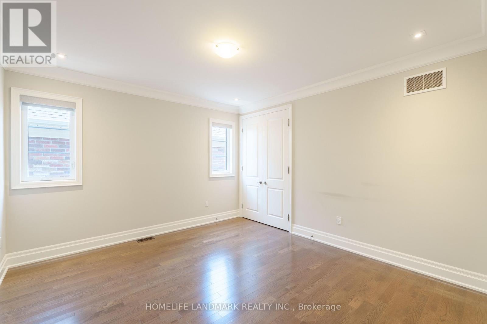Photo 8 of 17 Aspy Court, Vaughan ON
