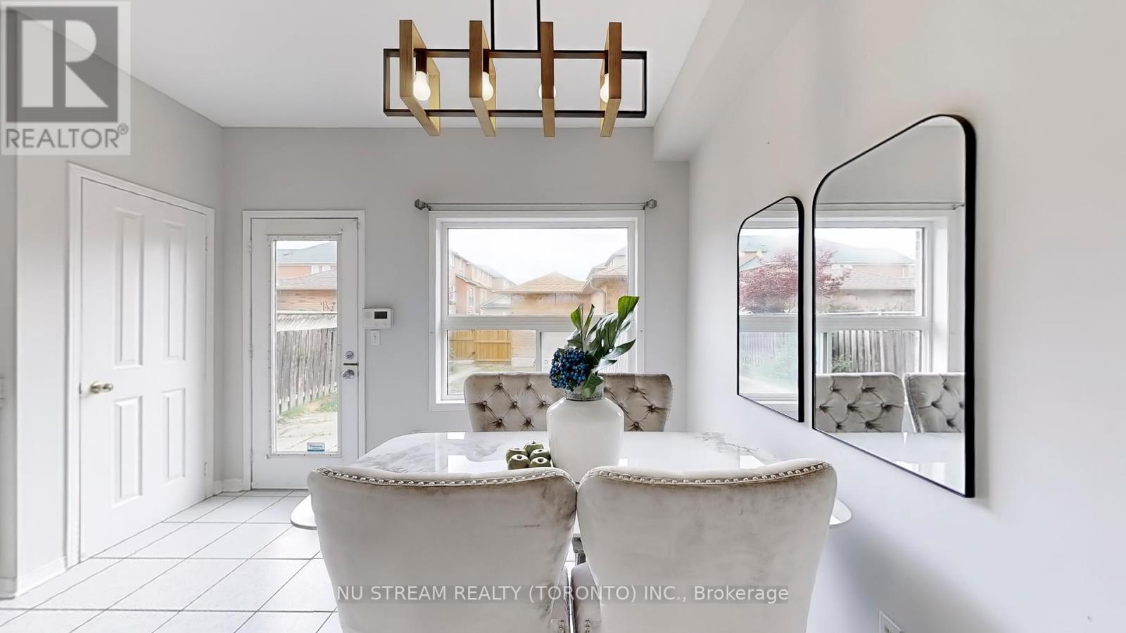 Photo 10 of 41 Bur Oak Avenue, Markham ON