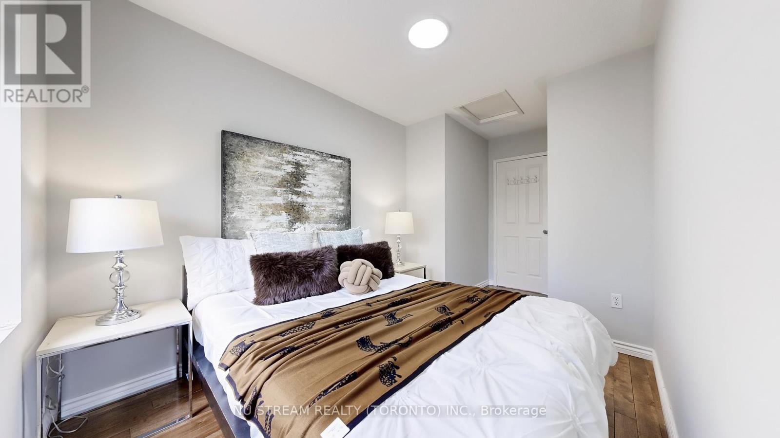 Photo 17 of 41 Bur Oak Avenue, Markham ON